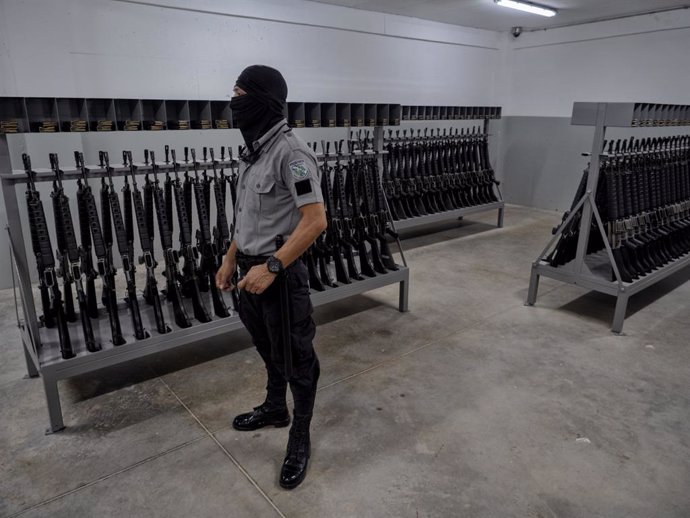 Archivo - October 13, 2023, North Hollywood, California, USA: Central America - El Salvador, Toluca: The weapon's room for crowed control or incase of a prison riot at  the CECOT - Terrorism Confinement Center (Centro de Confinamiento del Terrorismo) whic