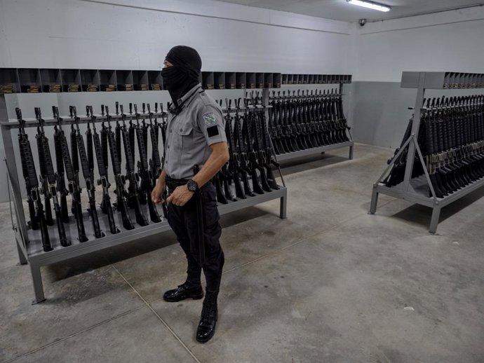 Archivo - 13 de outubro de 2023, North Hollywood, Califórnia, EUA: América Central - El Salvador, Toluca: A sala de armas para controle de multidões ou em caso de motim na prisão no CECOT - Centro de Confinamento do Terrorismo, que é um centro de controle