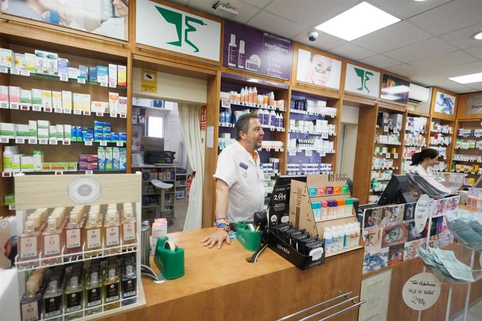 Archivo - Un farmacéutico sin mascarilla el día del fin de su obligatoriedad en el interior de la Farmacia Tucán 7 situada en el distrito de Carabanchel