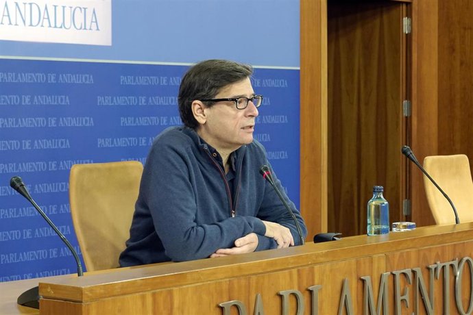 Archivo - Carmelo Gómez (PSOE-A), en rueda de prensa en el Parlamento andaluz. (Foto de archivo).