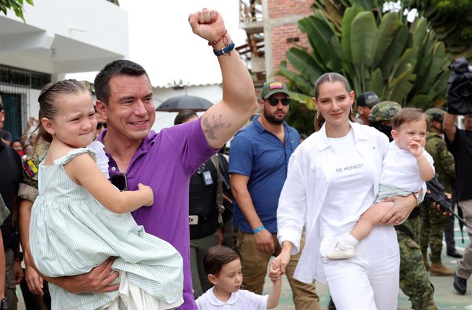 QUITO, 14 de abril de 2025 -- Daniel Noboa (2º à esq.), presidente em exercício e candidato da Ação Democrática Nacional, reage após votar em uma seção eleitoral em Olón, Santa Elena, Equador, em 13 de abril de 2025.   Daniel Noboa, o presidente em exercí