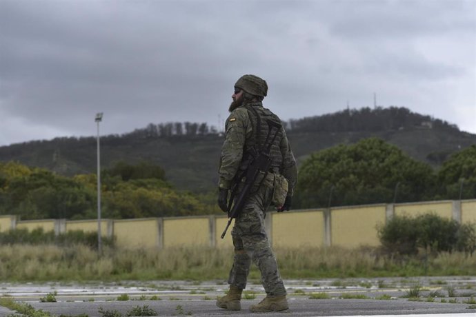 Archivo - Un militar durante un ejercicio, a 21 de marzo de 2024, en Ceuta (España). 