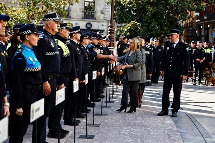 La alcaldesa de Granada, Marifrán Carazo, saluda a agentes de la Policía Local participantes en la Campeonato Alcazaba.