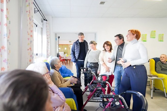 El secretario general del PSOE de Extremadura, Miguel Ángel Gallardo, conversa con personas mayores