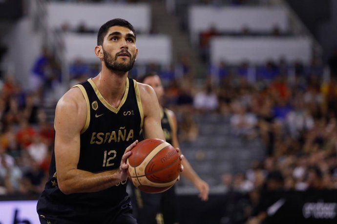 Archivo - Santi Aldama, da Espanha, em ação durante o Torneio da Cidade de Granada para o Centenário da FEB, partida de basquete disputada entre Espanha e Canadá no Palacio de Deportes em 17 de agosto de 2023, em Granada, Espanha.