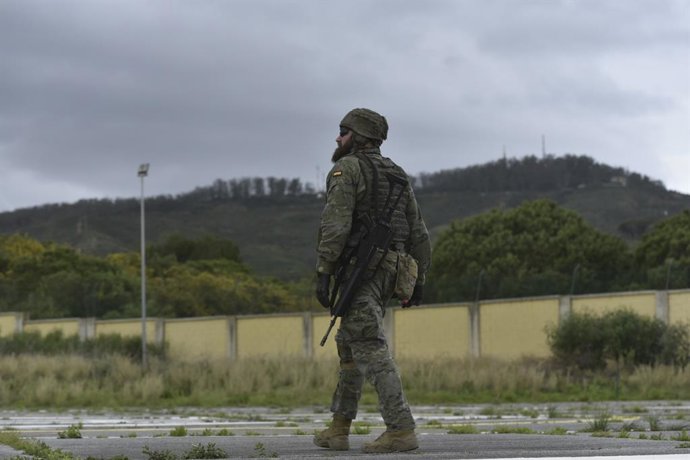 Archivo - Arquivo - Um soldado durante um exercício em 21 de março de 2024 em Ceuta (Espanha). O Comando Geral de Ceuta desenvolveu, nas zonas de treinamento e isolamento, um exercício com a participação do VI Batalhão de Helicópteros de Manobra.