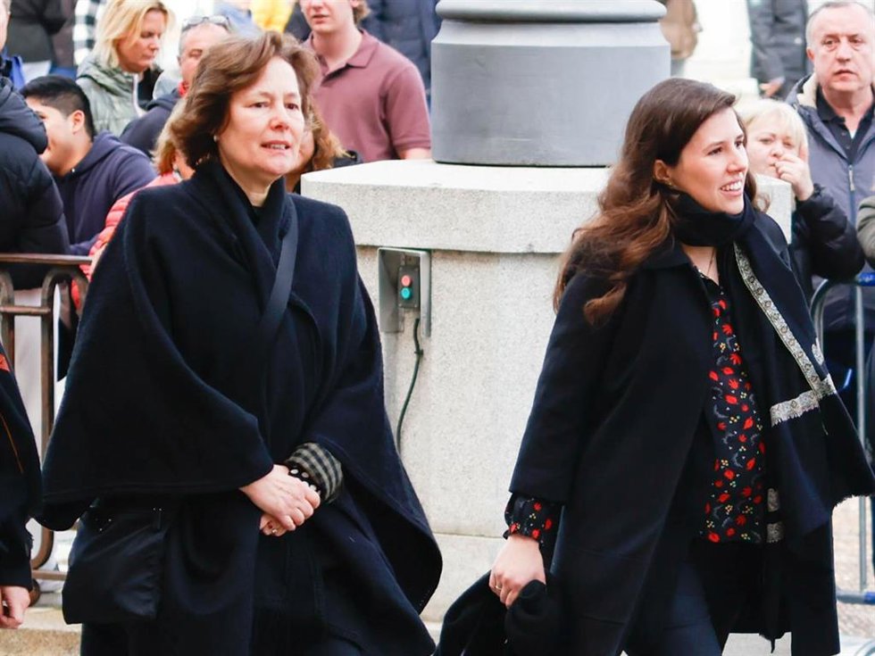 Teresa Urquijo y Beatriz Moreno y de Borbón en la Procesión del Cristo de los Alabarderos