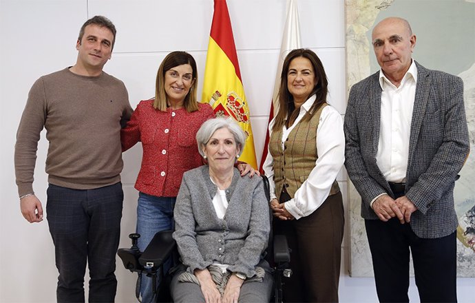 La presidenta y la consejera de Inclusión, junto a Fernando Martín, presidente de CanELA, y otros dos miembros de la asociación, Isabel Martín y Juan Manuel Martín