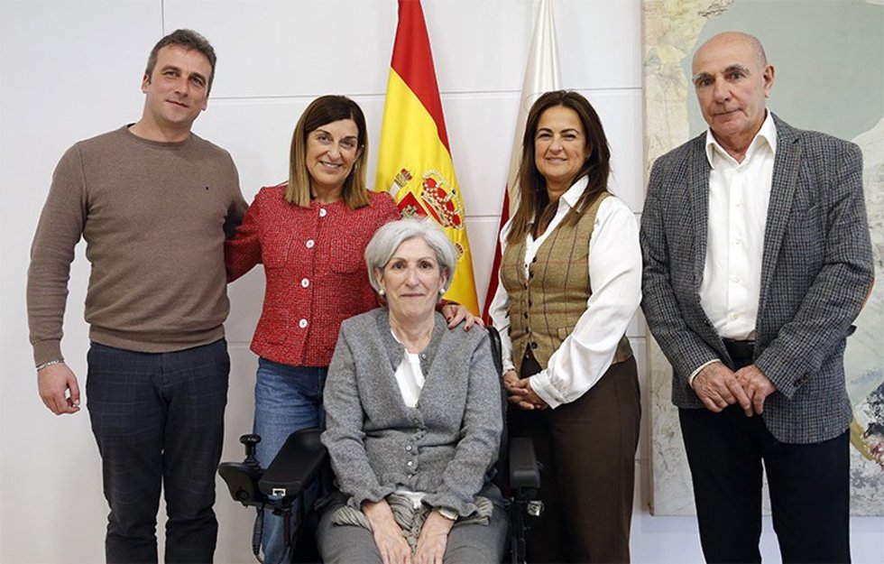 La presidenta y la consejera de Inclusión, junto a Fernando Martín, presidente de CanELA, y otros dos miembros de la asociación, Isabel Martín y Juan Manuel Martín