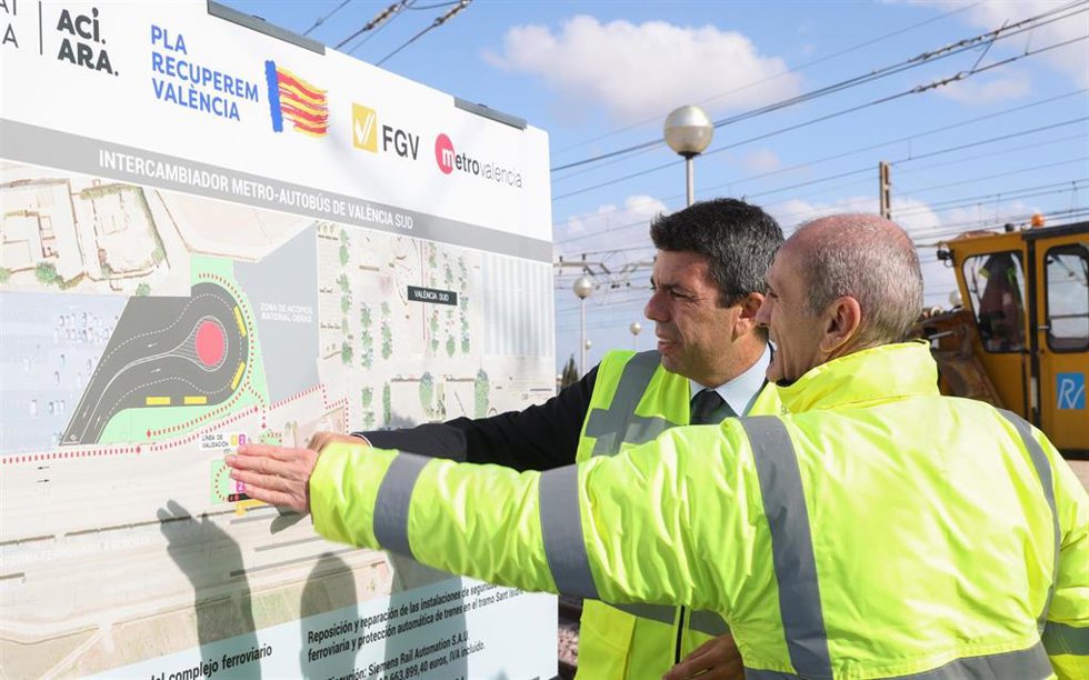 Archivo - El 'president' de la Generalitat, Carlos Mazón, visita las obras de rehabilitación del conjunto de vías de acceso y vías auxiliares de Valncia Sud. Imagen de archivo