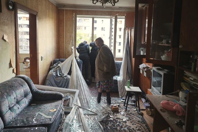 18 de abril de 2025, Kharkiv, Ucrânia: Pessoas ficam em um apartamento danificado por um ataque de míssil balístico russo em Kharkiv, Ucrânia, em 18 de abril de 2025. As tropas russas atacaram Kharkiv com três mísseis balísticos na madrugada de sexta-feir