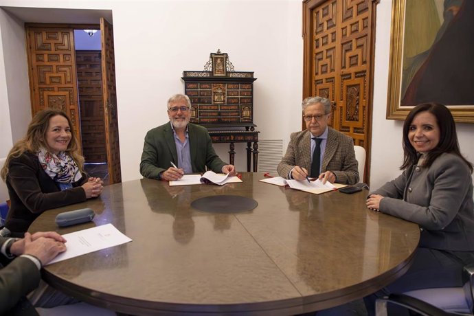 Firma de convenios con ambas entidades.