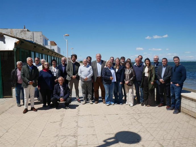 El Partido Popular de la Región de Murcia ha mantenido un encuentro con vecinos afectados por los nuevos deslindes del dominio público marítimo-terrestre