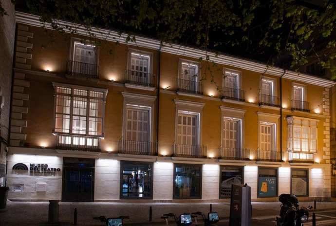 Fachada iluminada del Teatro Romano de Caesaraugusta