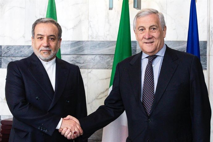 Os ministros das Relações Exteriores do Irã e da Itália, Abbas Araqchi (à direita) e Antonio Tajani (à esquerda)