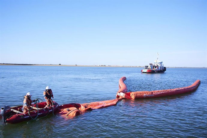 Archivo - Imagen de archivo de lucha contra la contaminación marina simulando un vertido de 60 toneladas de fuel-oil procedentes de un buque petrolero en el muelle sur del Puerto de Huelva.