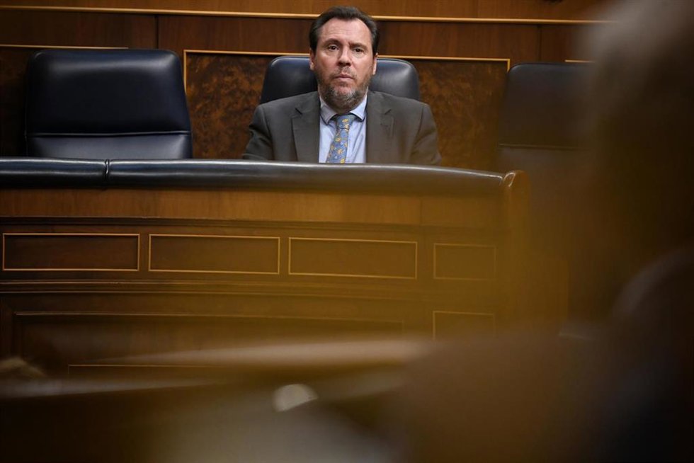 El ministro de Transporte y Movilidad Sostenible, Óscar Puente, durante una sesión plenaria en el Congreso de los Diputados, a 10 de abril de 2025, en Madrid (España). 