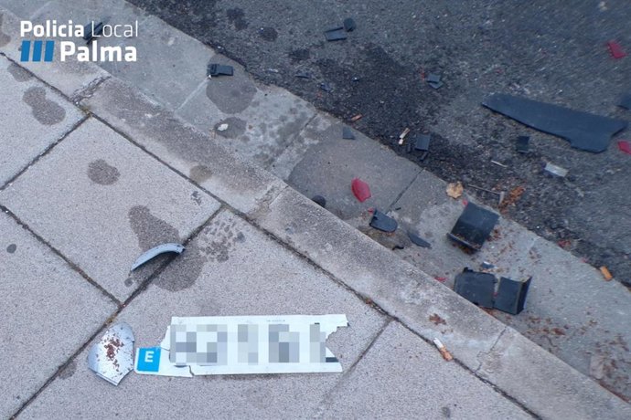 Restos de un parachoques y parte de la matrícula del vehículo causante del accidente