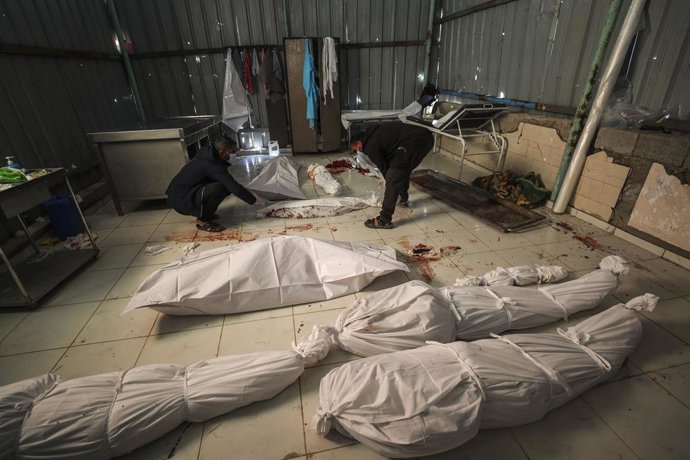 GAZA, 18 de abril de 2025 -- Corpos de palestinos mortos em um ataque aéreo israelense jazem no Hospital da Indonésia, no norte da Faixa de Gaza, em 18 de abril de 2025. Pelo menos 39 palestinos foram mortos e dezenas de outros ficaram feridos em ataques 