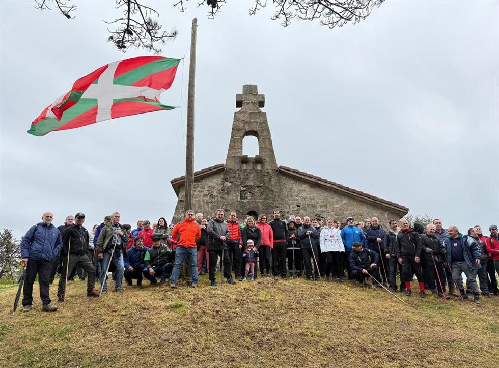 Subida del PNV, encabezado por su presidente, Aitor Esteban, al monte Bizkargi en víspera del Aberri Eguna