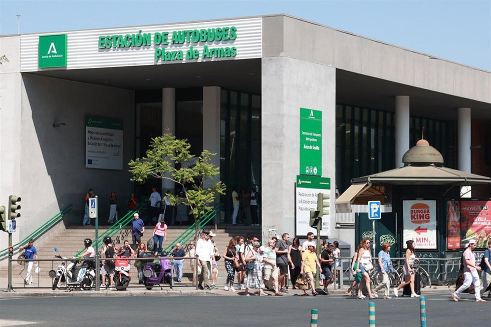 Archivo - Turistas y viandantes en las inmediaciones de la Estación de Autobuses de Plaza de Armas 
