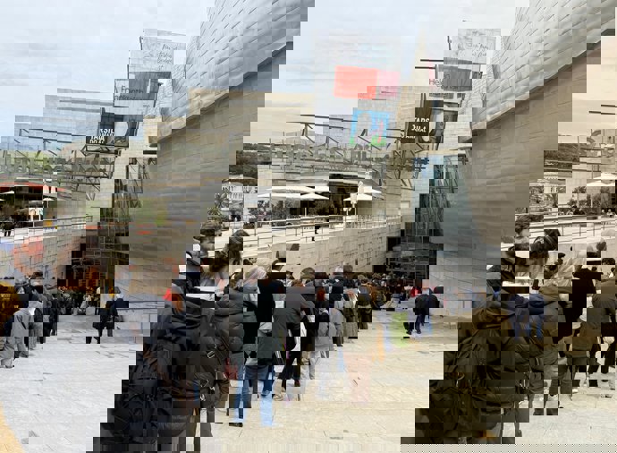 Colas a la entrada del Museo Guggenheim Bilbao