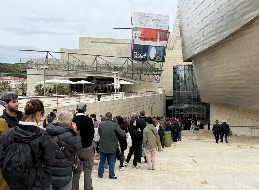 Colas a la entrada del Museo Guggenheim Bilbao