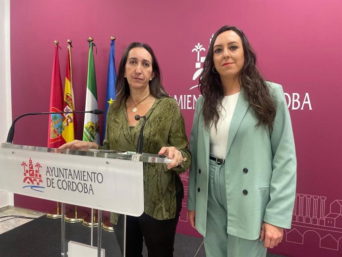 Las concejalas de Vox Paula Badanelli y Marta León.