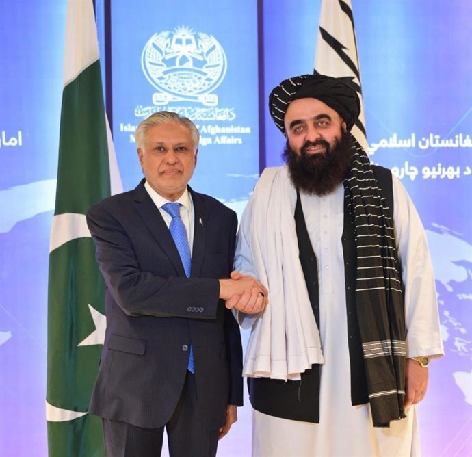 O ministro das Relações Exteriores do Paquistão, Mohamed Ishaq Dar (à esquerda), com seu colega afegão do Talibã, Amir Jan Muttaqi.