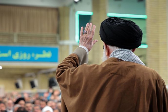 31 de março de 2025, Teerã, Irã: O líder supremo do Irã, aiatolá ALI KHAMENEI, acena durante uma reunião com autoridades iranianas, embaixadores de países islâmicos e representantes de várias esferas da vida em Teerã para comemorar a ocasião auspiciosa de