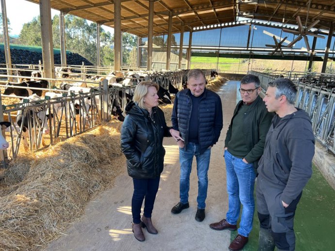 Archivo - La consejera durante su visita a la empresa