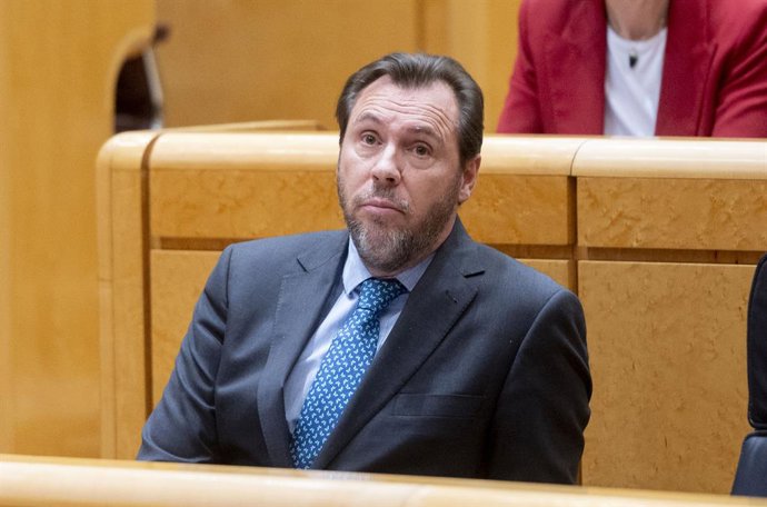 O Ministro dos Transportes e Mobilidade Sustentável, Óscar Puente, durante uma sessão de controle no Senado, em 8 de abril de 2025, em Madri (Espanha). Entre outras questões, o governo enfrentou questionamentos do Partido Popular (Partido Popular) exigind