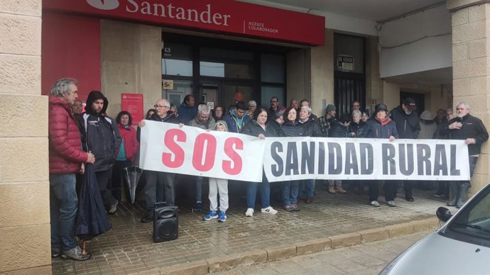Vecinos concentrados este sábado en Ayerbe (Huesca)  convocados por la Plataforma SOS Sanidad Rural Ayerbe en defensa de una sanidad pública de calidad en el medio rural.