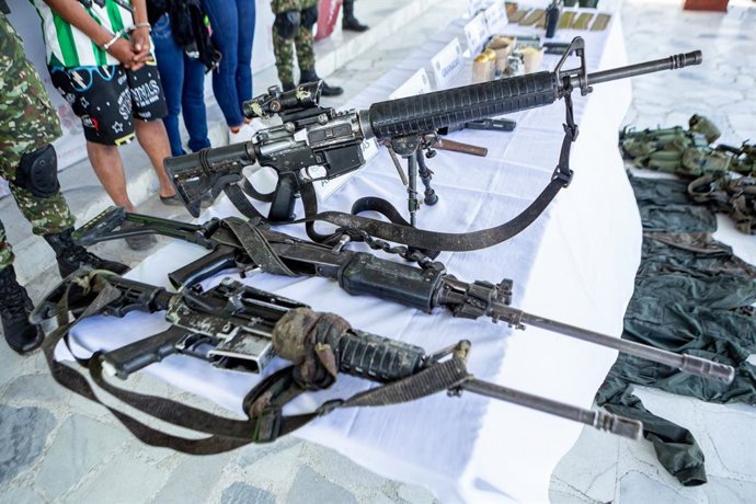 Armas apreendidas em uma operação do Exército colombiano contra a Frente Rodrigo Cadete das Forças Armadas Revolucionárias da Colômbia (FARC).
