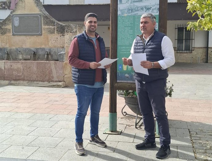 El socialista Antonio Yuste y el alcalde de Fuente de Piedra, Siro Pachón.