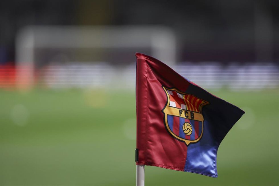 Archivo - Detail of the corner flag of FC Barcelona during the Spanish League, LaLiga EA Sports, football match played between FC Barcelona and CA Osasuna at Estadi Olimpic Lluis Companys on March 08, 2025, in Barcelona, Spain.