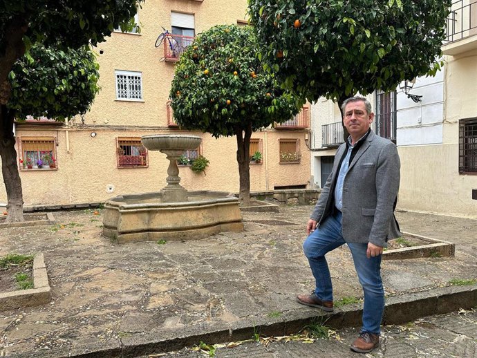 El edil Javier Padorno en la plaza.