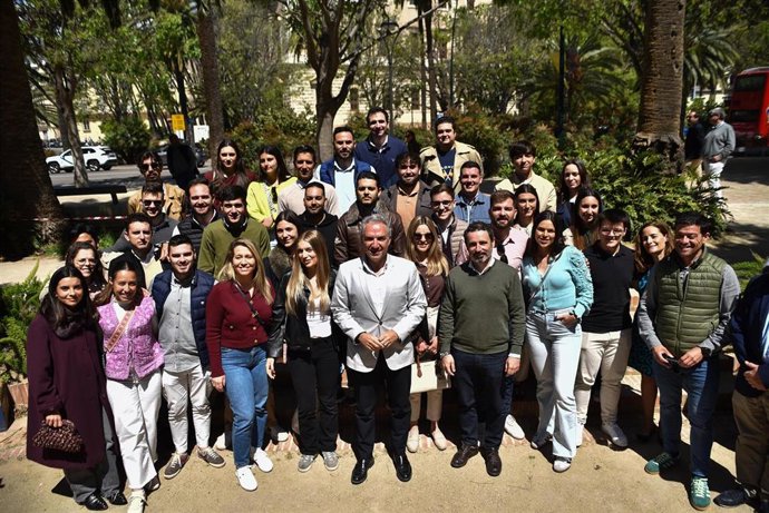 El vicesecretario de Coordinación Autonómica del PP, Elías Bendodo, y el dirigente regional José Ramón Carmona, este sábado con jóvenes en Málaga.