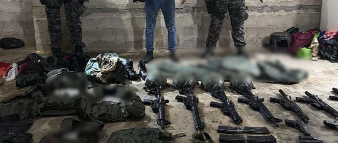 Armas apreendidas após ataque que deixou 12 mortos em ringue de briga de galos no Equador