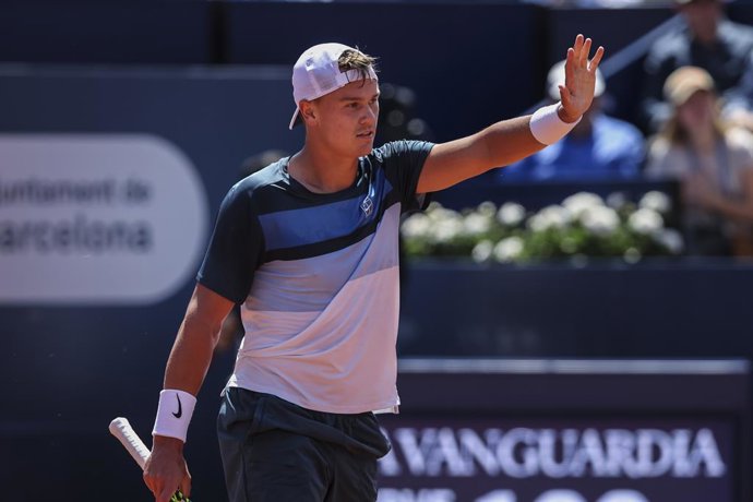 Holger Rune da Dinamarca em ação contra Casper Ruud da Noruega durante a partida de tênis das quartas de final do Barcelona Open Banc Sabadell - Conde Godo 2025 Dia 5 no Real Club De Tenis Barcelona em 18 de abril de 2025 em Barcelona, Espanha.