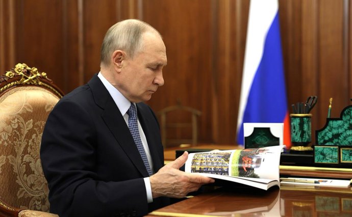 9 de abril de 2025, Moscou, Oblast de Moscou, Rússia: O presidente russo, Vladimir Putin, analisa um relatório fornecido pela diretora da Agência de Iniciativas Estratégicas, Svetlana Chupsheva, durante uma reunião presencial no Kremlin, em 9 de abril de 