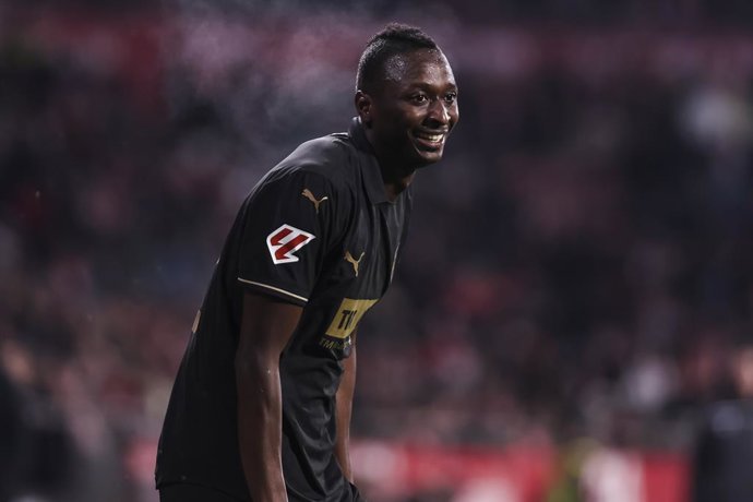 Archivo - Umar Sadiq, do Valencia CF, gesticula durante a partida de futebol do Campeonato Espanhol, La Liga EA Sports, disputada entre Girona FC e Valencia CF no Estadio de Montilivi em 15 de março de 2025 em Girona, Espanha.