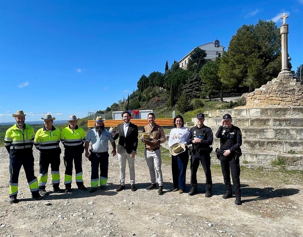 El alcalde de Monzón, Isaac Claver, el concejal de Festejos, Jairo Sánchez, y la concejal de Comercio y Hostelería, Sonia Bastinos, en la visita de este sábado a la ermita de la Alegría.