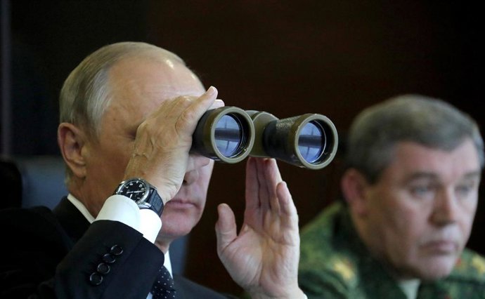 Archivo - 18 de setembro de 2017 - São Petersburgo, Rússia - O presidente russo Vladimir Putin olha através de binóculos enquanto o general das Forças Armadas russas Valery Gerasimov, à direita, observa durante o exercício militar no campo de treinamento 
