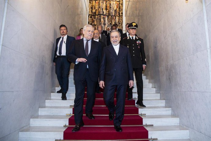 19 de abril de 2025, Roma, ITÁLIA: O vice-primeiro-ministro e ministro das Relações Exteriores da Itália, Antonio Tajani, reúne-se com o ministro das Relações Exteriores do Irã, Abbas Araghchi (à direita), em Roma, em 19 de abril de 2025. Os Estados Unido