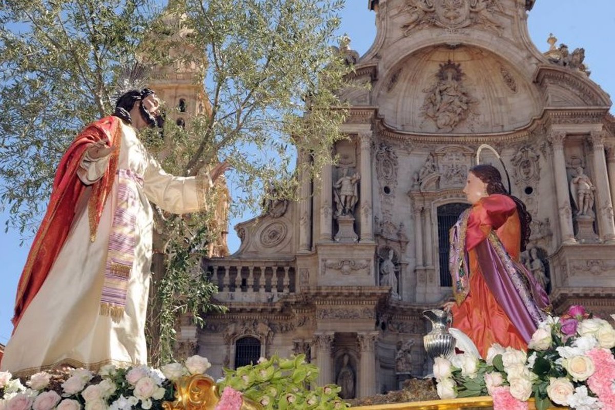 La cofradía del Resucitado pone fin a la Semana Santa de Murcia este Domingo de Resurrección