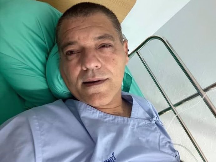 Frank Cuesta tras el ataque de una cobra escupidora