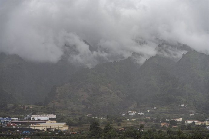 Archivo - Nubes bajas por la borrasca 'Óscar', a 6 de junio de 2023, en La Palma, Santa Cruz de Tenerife, Canarias (España). 