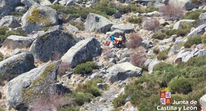 Evacuan en helicóptero a una mujer herida tras sufrir una caída en la ruta de la Laguna del Duque (Ávila)