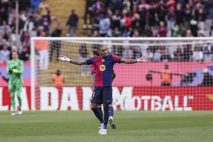 Raphinha Dias celebra un gol con el Barça.